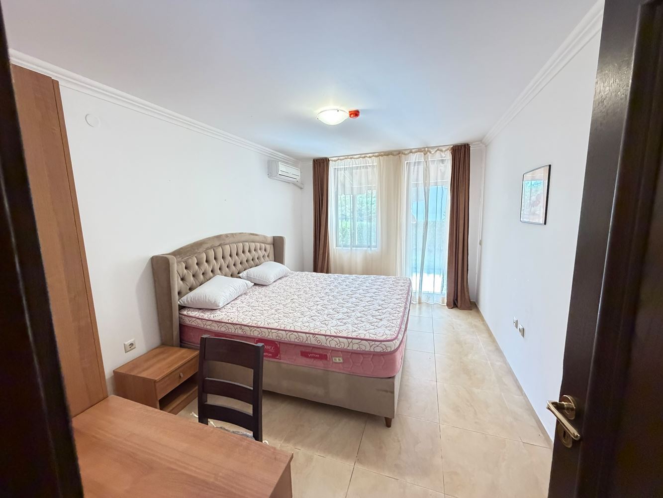 Apartmán v první linii u moře s přímým přístupem na pláž ve Sveti Vlas – vlastní zahrádka u apartmánu