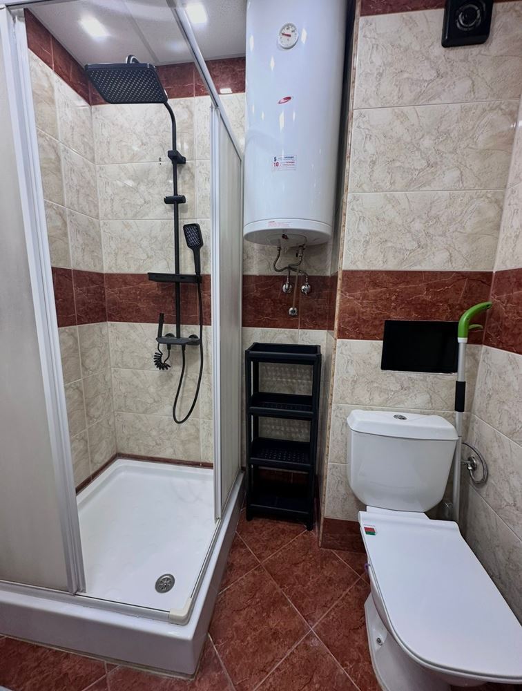 Dvouložnicový apartmán s částečným výhledem na moře v Sveti Vlas – zařízený, po rekonstrukci, v luxusním uzavřeném komplexu