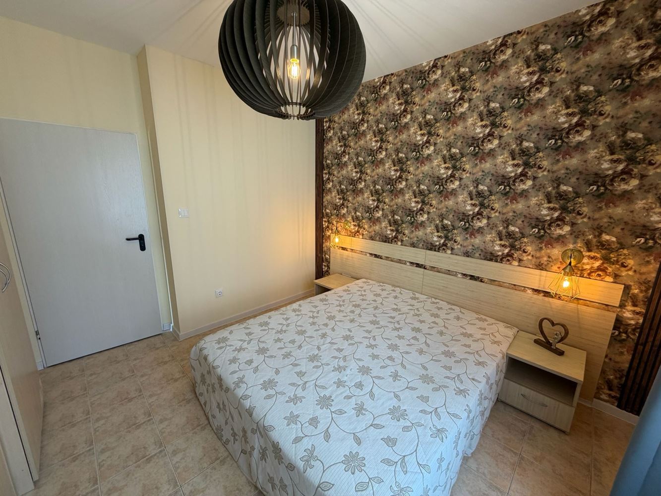 Světlý a prostorný apartmán s jednou ložnicí a krásným výhledem na bazén na hranici Slunečného pobřeží a Svatého Vlasu