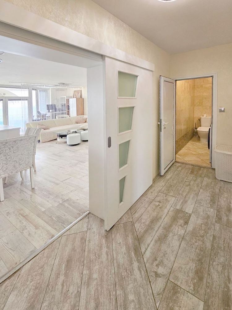 Luxusní třípokojový apartmán s výhledem na moře na první linii v Ravdě – 114 m², dvě terasy a maximální komfort