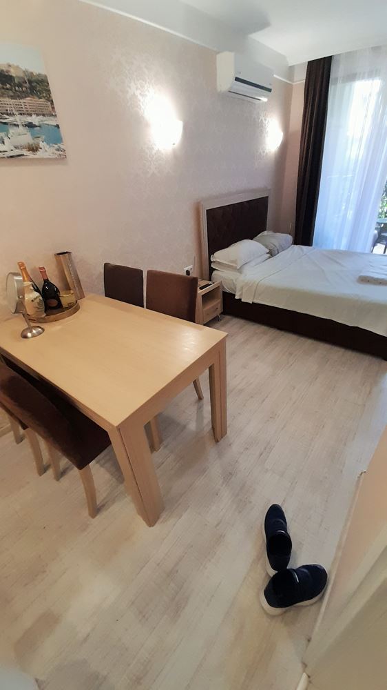 Luxusní studio v přízemí prestižního komplexu na Slunečném pobřeží – komfort, vybavení a vynikající investice