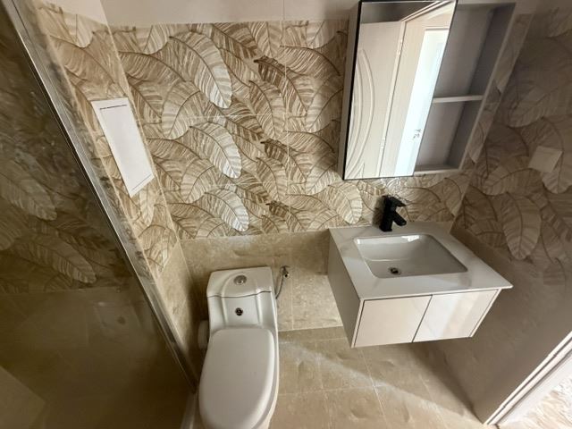 Nový apartmán s jednou ložnicí a prostorným balkonem v moderním komplexu v Ravdě