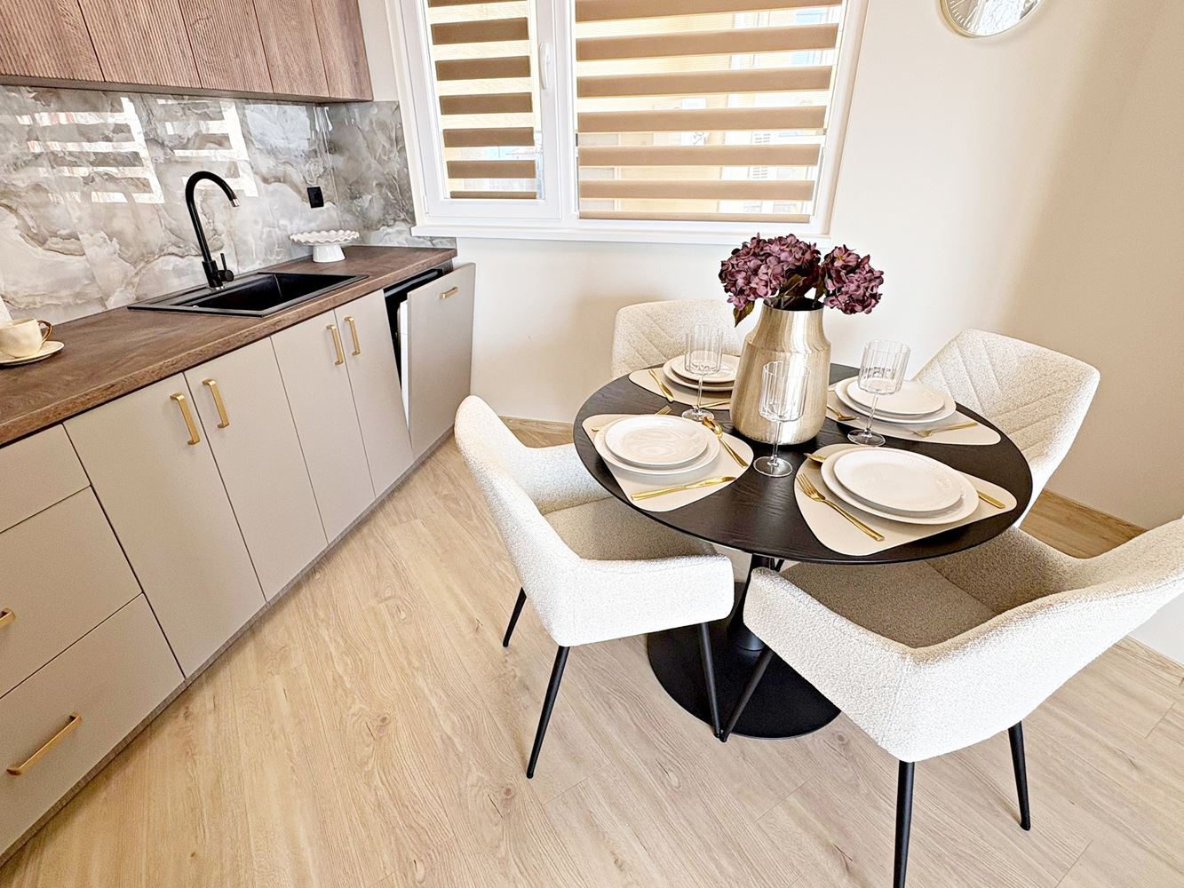 Dvě nezávislé bytové jednotky s výhledem na moře v centru Sveti Vlas – designový interiér a vlastní parkovací místo