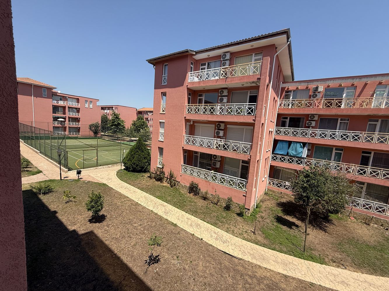 Zařízený byt s jednou ložnicí s výhledem na bazén ve Slunečném pobřeží