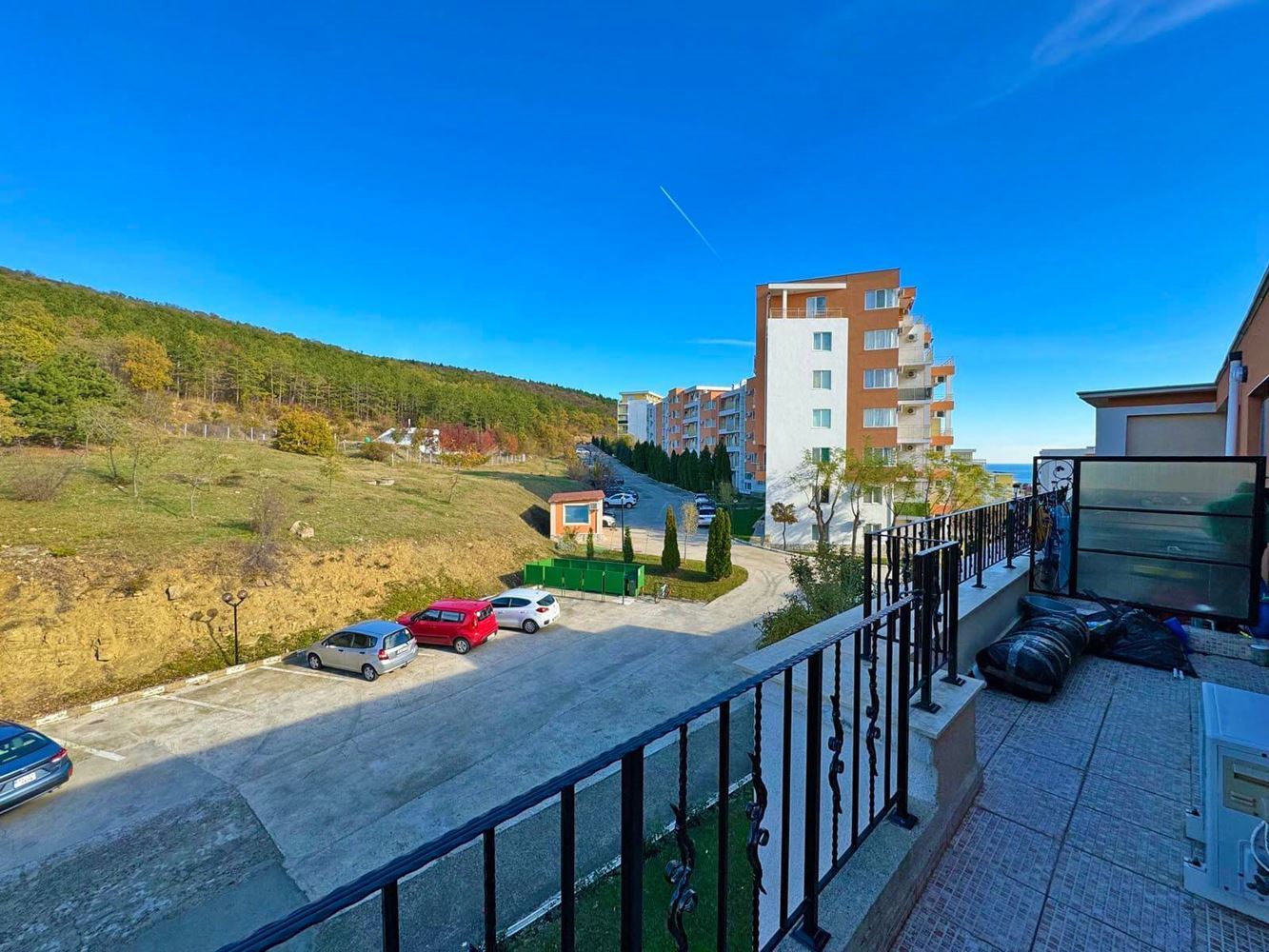Prostorný apartmán se dvěma ložnicemi s panoramatickým výhledem na moře a hory – připraven k nastěhování