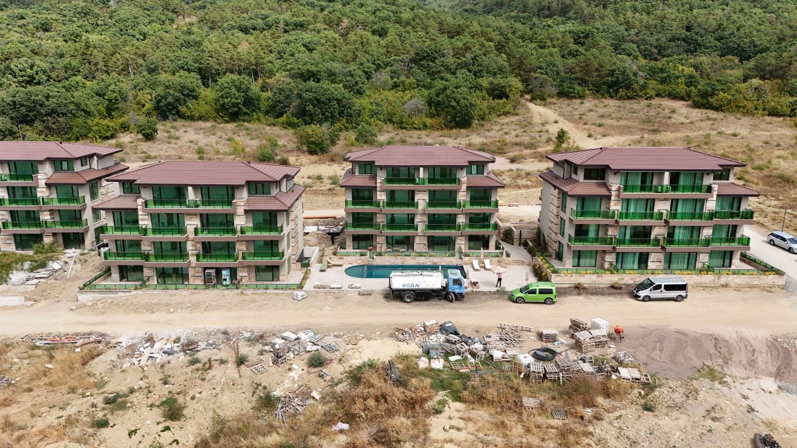 Dvoupokojový apartmán s výhledem na moře a designovou rekonstrukcí v zeleném komplexu ve Slunečném pobřeží