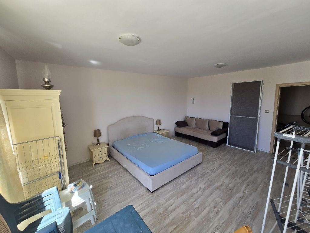Dvoupokojový apartmán v první linii s výhledem na moře v Carevu – luxus, klid a unikátní lokalita