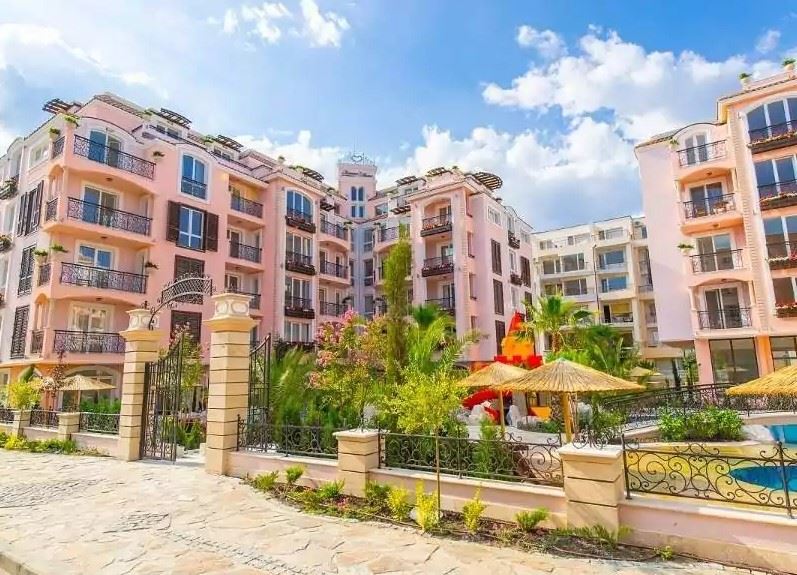 Elegantní apartmán s jednou ložnicí s výhledem na bazén v luxusním komplexu na Slunečném pobřeží