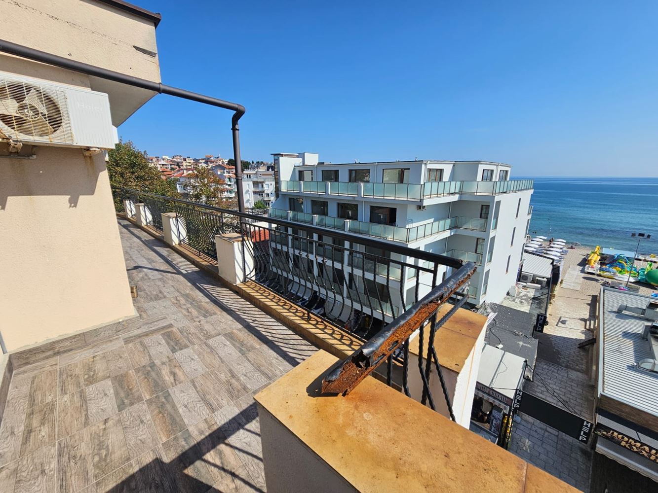 Prostorný apartmán se třemi ložnicemi na první linii moře v Sozopolu s unikátní panoramatickou terasou