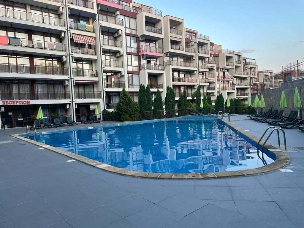 Studio s výhledem na bazén ve Sveti Vlas – vynikající možnost pro investici, bydlení nebo letní odpočinek
