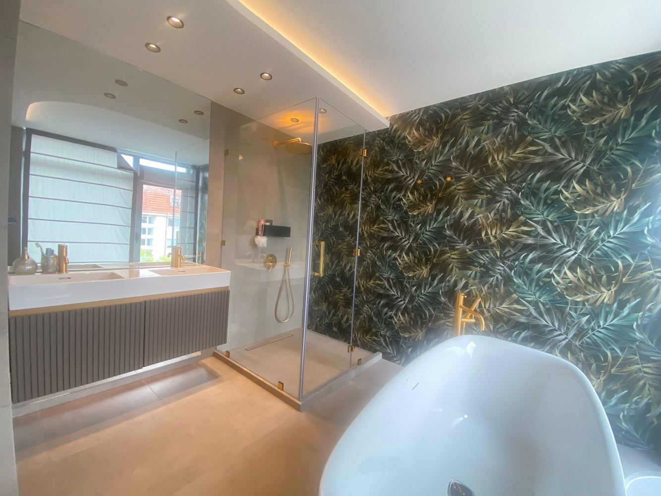Elegantní a prostorný třípokojový apartmán v první linii u moře v Nesebaru – panoramatický výhled na moře a prémiový komfort