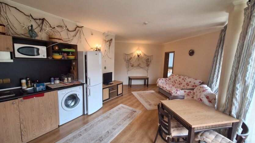 Dvoupokojový apartmán v první linii v Elenite s výhledem na moře a vysokým investičním potenciálem