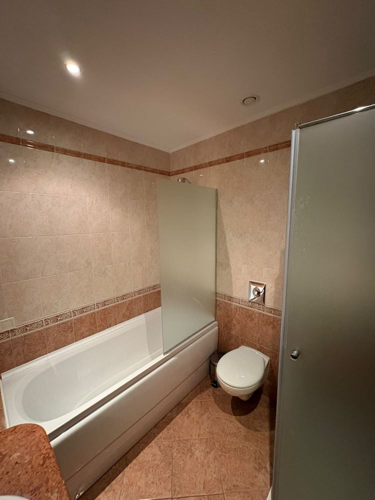 Luxusní apartmán s jednou ložnicí s výhledem na moře v první linii v Pomorie – prestižní nemovitost s jedinečným vybavením
