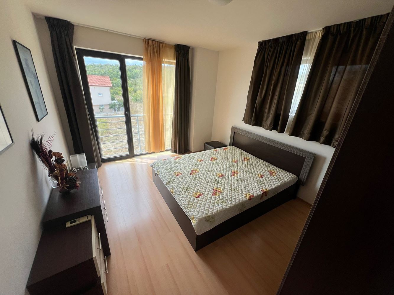 Byt se dvěma ložnicemi v moderním komplexu – plně zařízený a připravený pro váš nový život