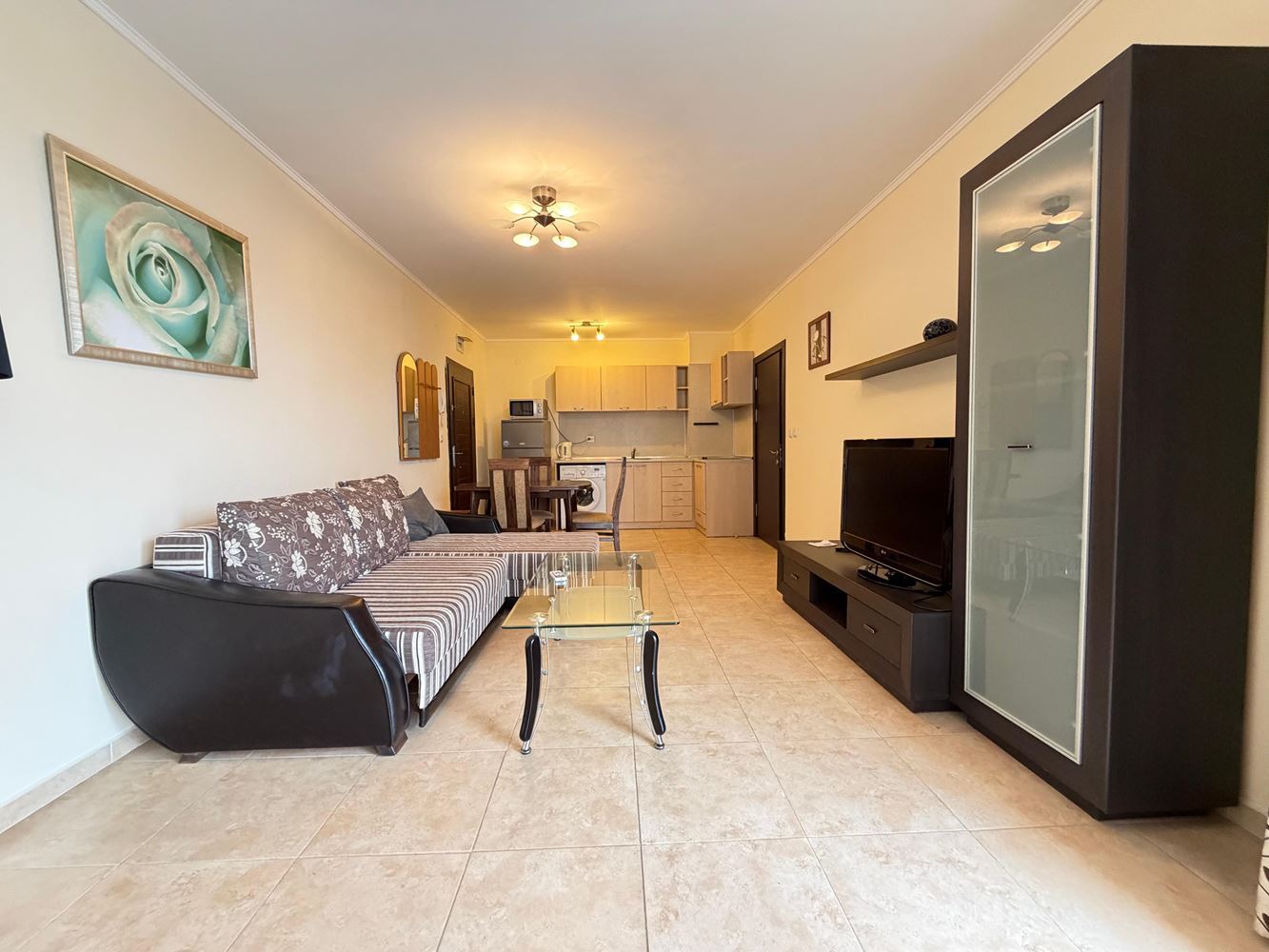 Apartmán se dvěma ložnicemi a výhledem na bazén v Nesebaru – prostor, komfort a výborná lokalita pouhých 300 metrů od moře