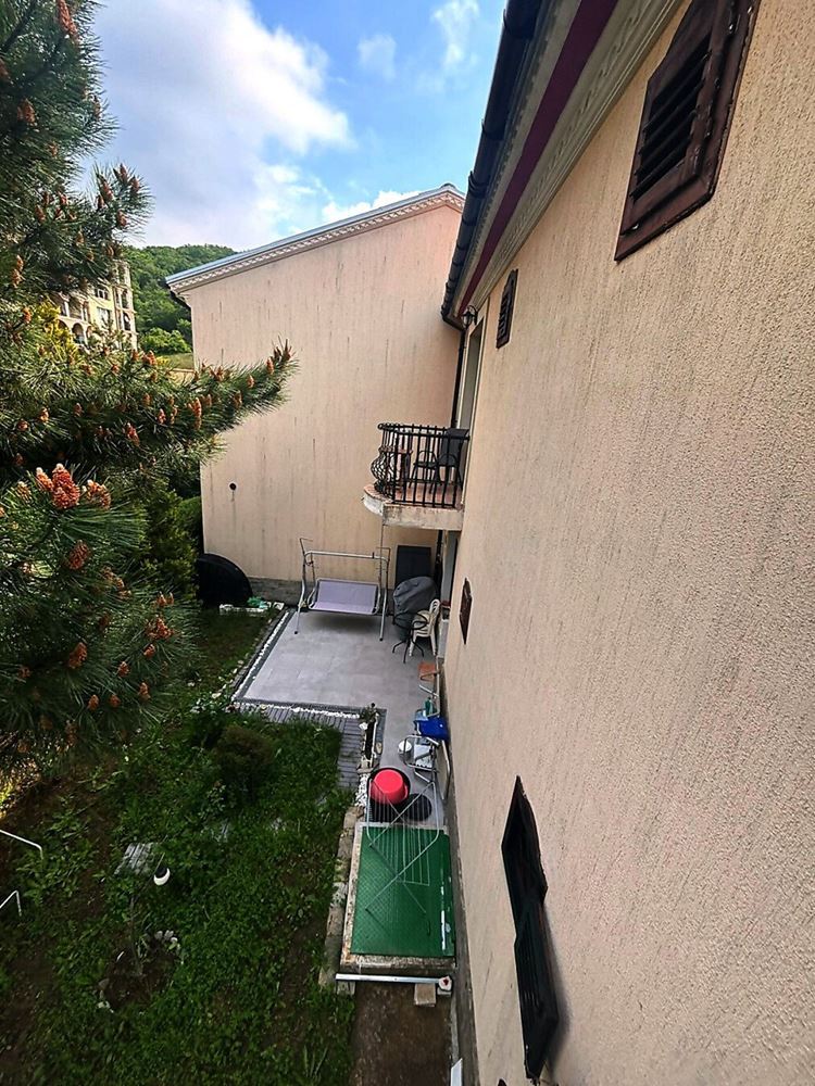 Světlý apartmán s jednou ložnicí, velkou terasou a výhledem do zeleně v Elenite