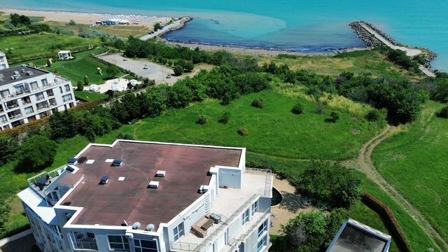 Dvoupokojový apartmán v první linii v Sarafovu – komfort, styl a přímořská atmosféra v komplexu