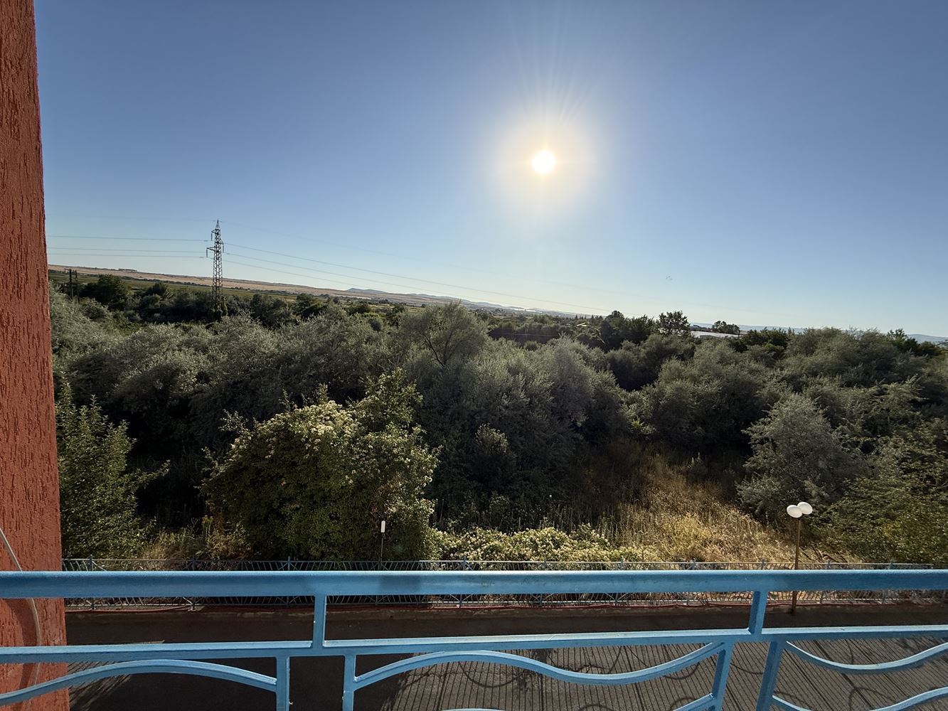 Byt s jednou ložnicí a terasou v Slunečném Pobřeží – komfort a celoroční bezpečí