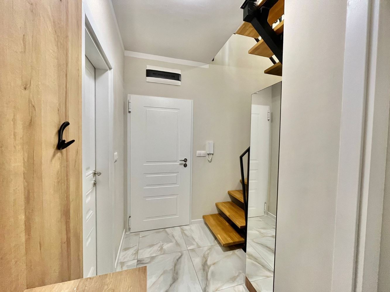 Dvouúrovňový apartmán se dvěma ložnicemi v centru Ravdy – luxus, komfort a vynikající poloha u moře