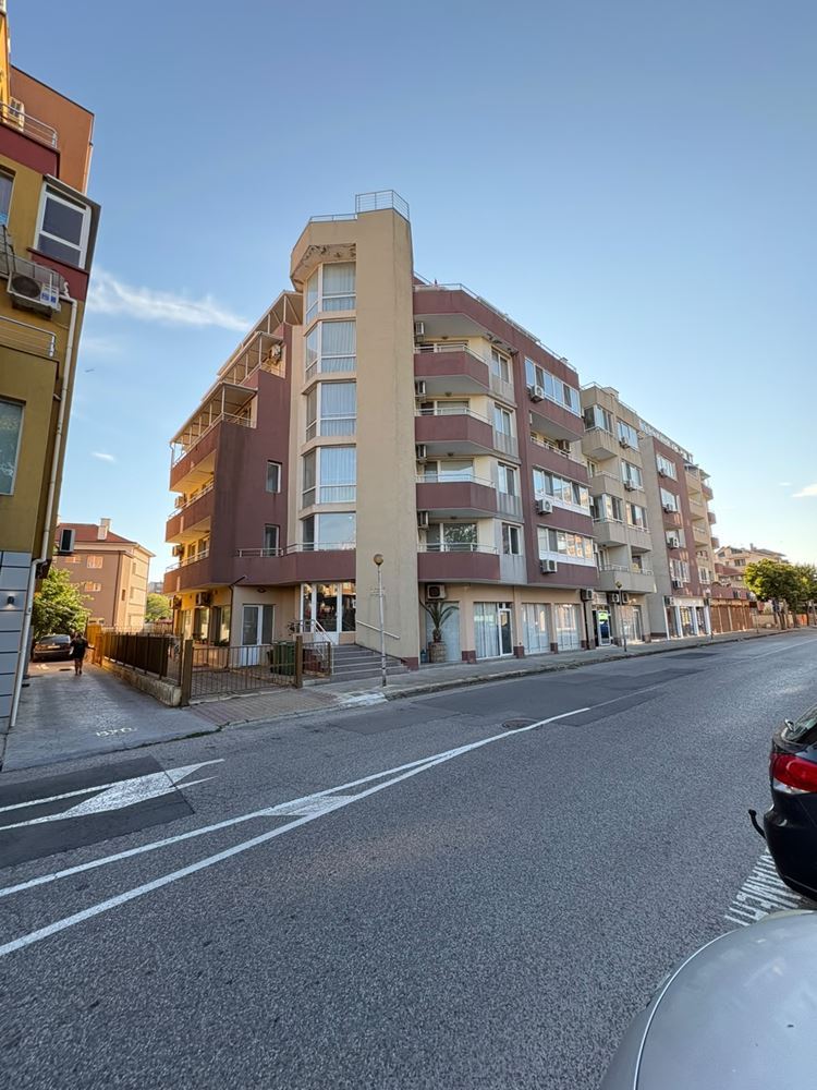 Zařízené studio s jižní orientací 400 metrů od moře v Pomorie