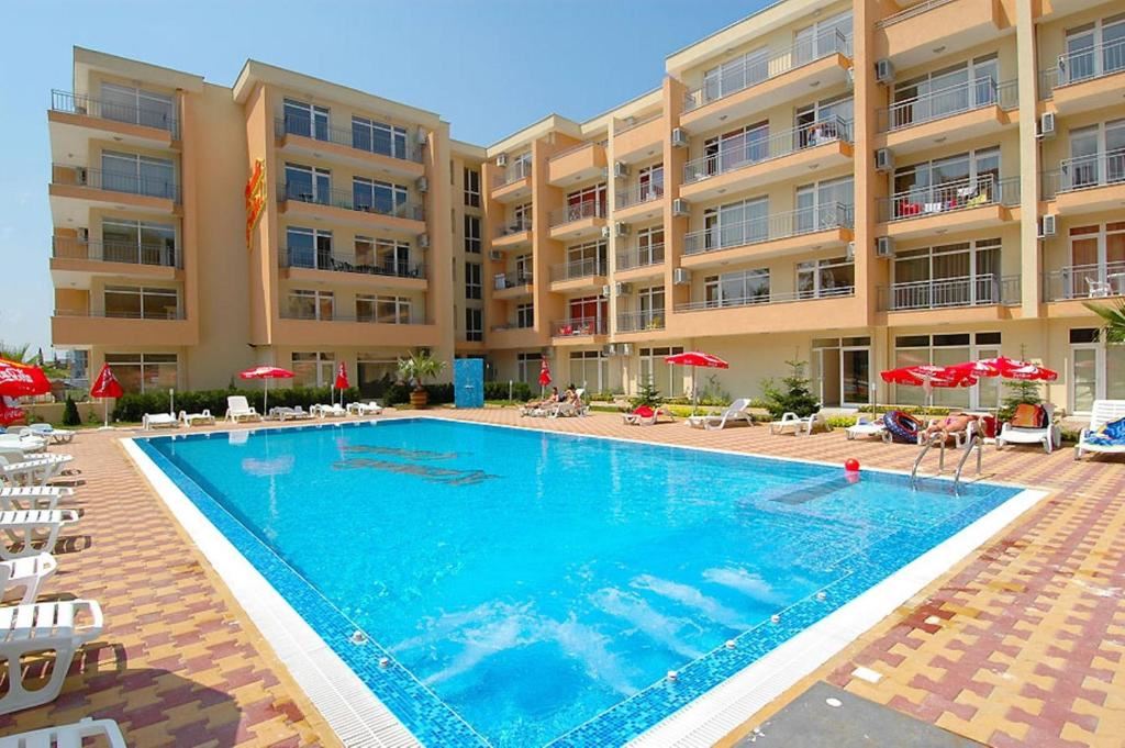 Prostorný apartmán s jednou ložnicí v prestižním uzavřeném komplexu blízko pláže na Slunečním pobřeží
