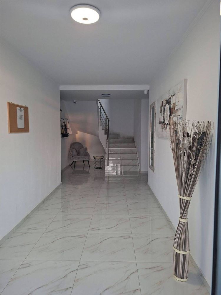 Stylový dvoupokojový apartmán s nízkým poplatkem za údržbu ve Slunečném pobřeží – komfort, bezpečí a skvělá investice u moře