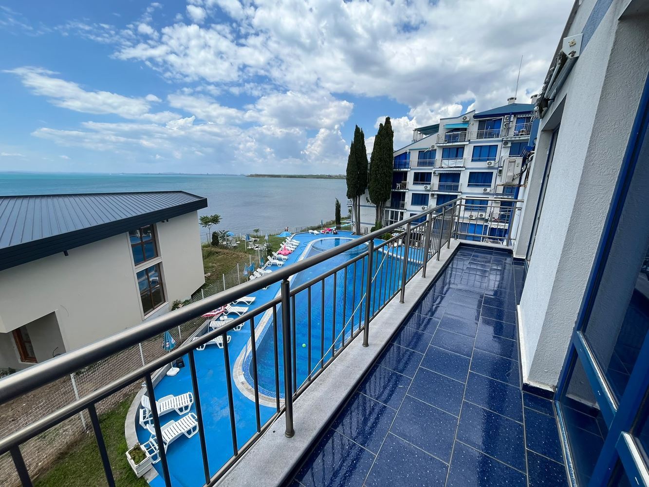 Apartmán se dvěma ložnicemi v první linii v Pomorie s působivým panoramatickým výhledem na moře