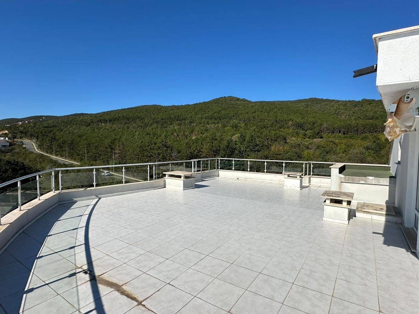 První linie u moře ve Sveti Vlas – působivý mezonet se třemi ložnicemi, panoramatickým výhledem a obrovskou terasou