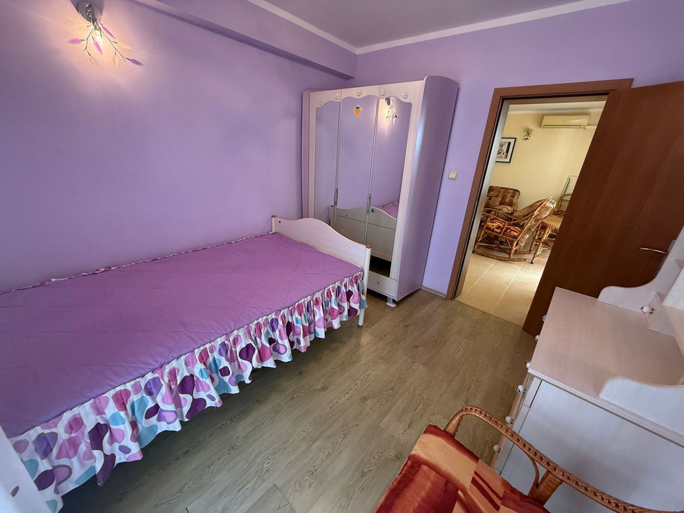 Prostorný dvoupokojový apartmán v Sunny Beach – komfort, příroda a nízký poplatek za údržbu