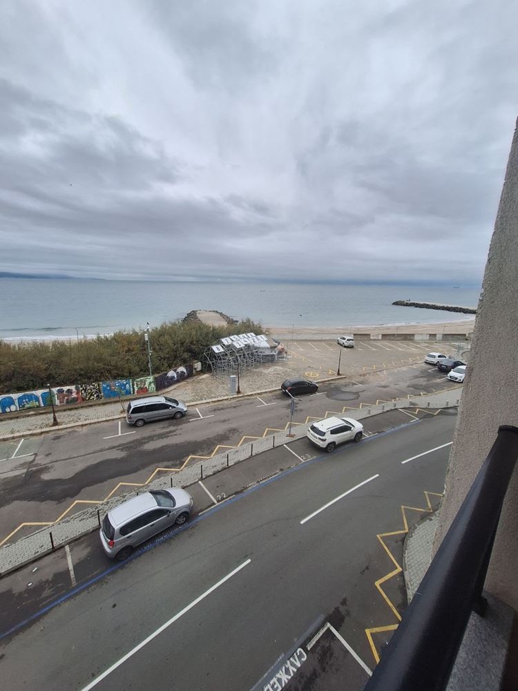 Byt 2+1 v první linii u moře s panoramatickým výhledem a prostornou terasou