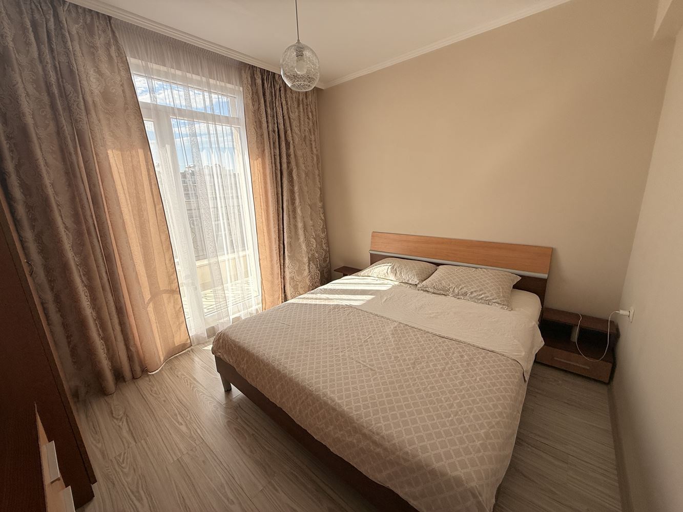 Apartmán se dvěma ložnicemi a dvěma terasami v klidném komplexu v Slunečném pobřeží