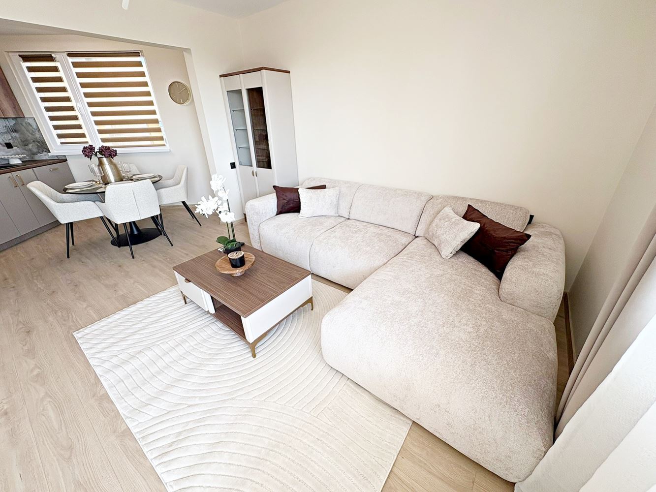 Dvě nezávislé bytové jednotky s výhledem na moře v centru Sveti Vlas – designový interiér a vlastní parkovací místo