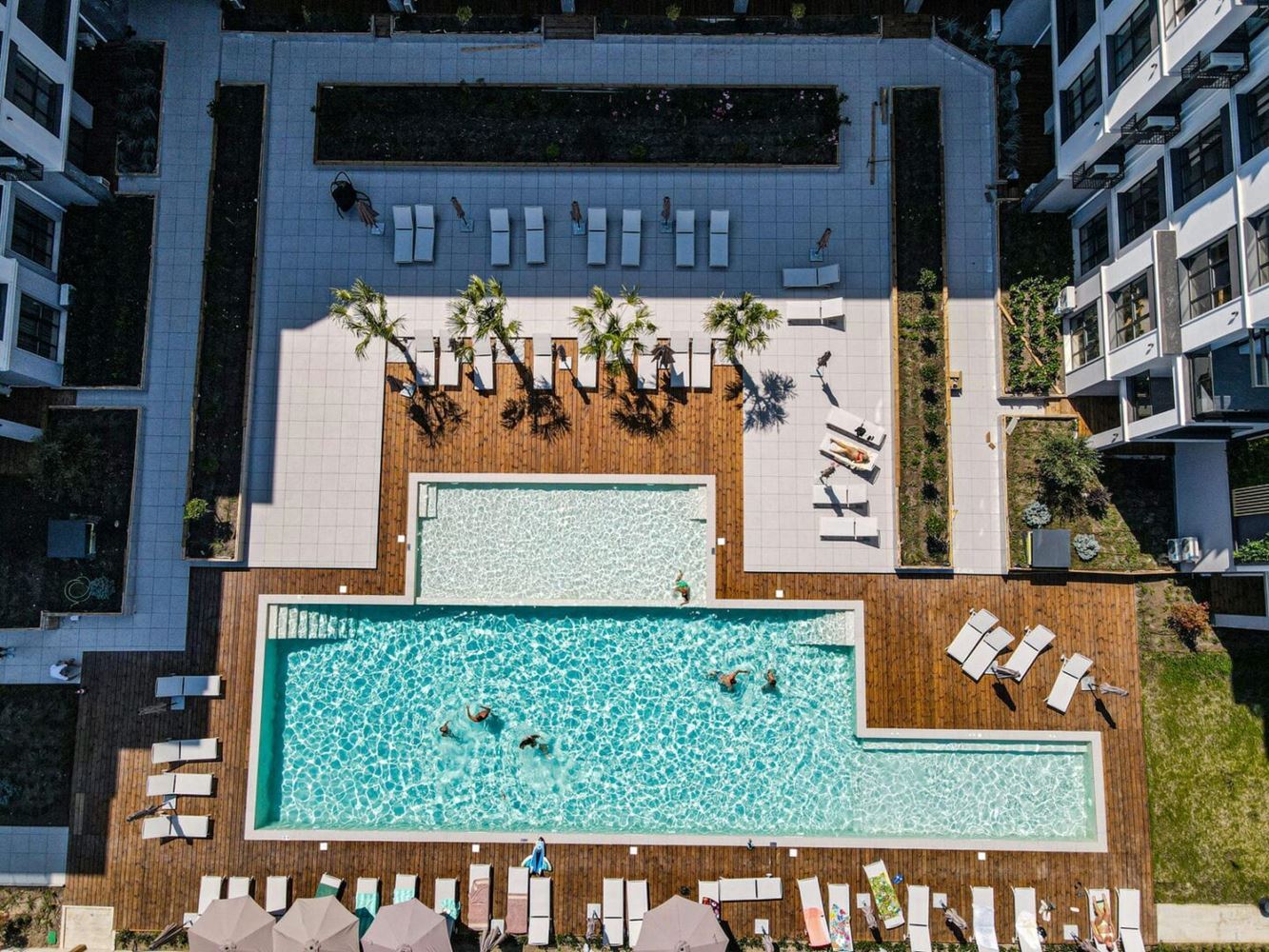 Prostorný luxusní byt se třemi ložnicemi a podzemním parkovacím místem na Slunečném pobřeží