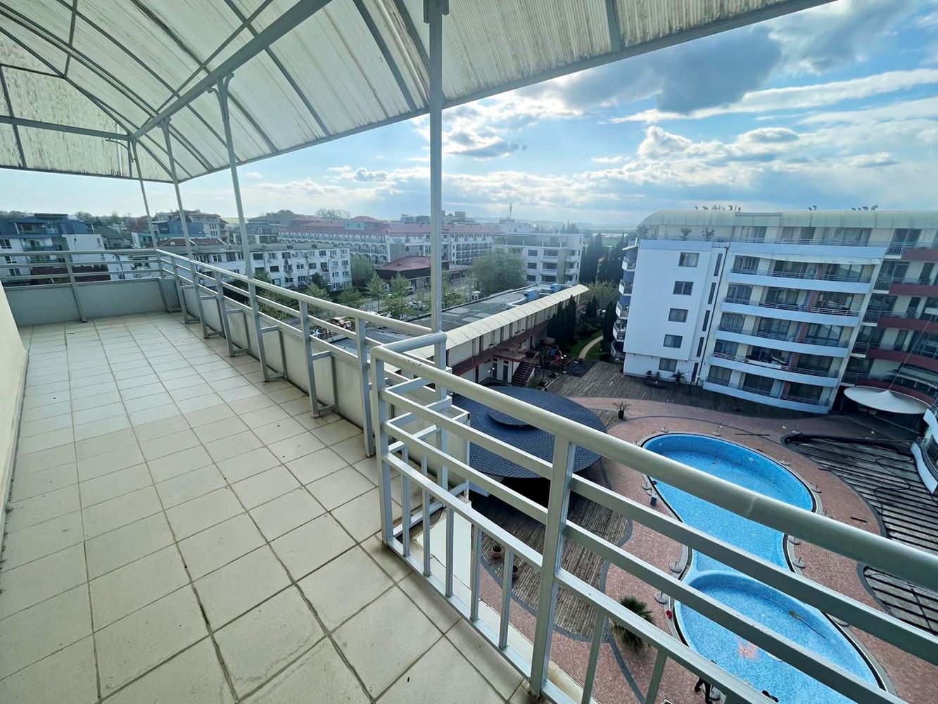 Prostorný apartmán s jednou ložnicí a výhledem na bazén ve Slunečném pobřeží