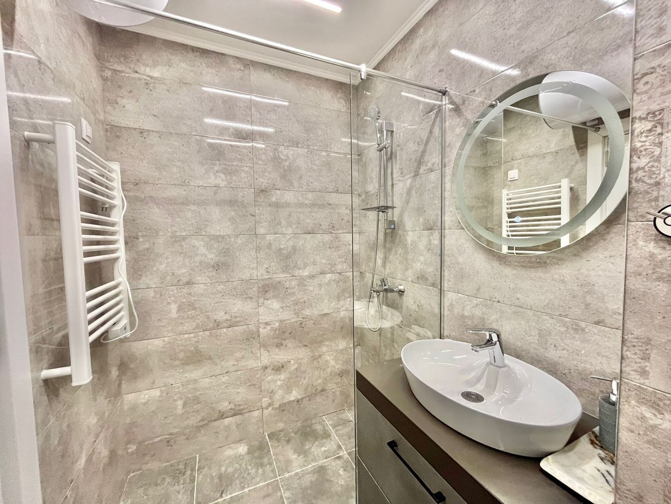 Luxusní apartmán se dvěma ložnicemi na dvou úrovních v srdci Ravdy – novostavba s bazénem a prémiovým komfortem