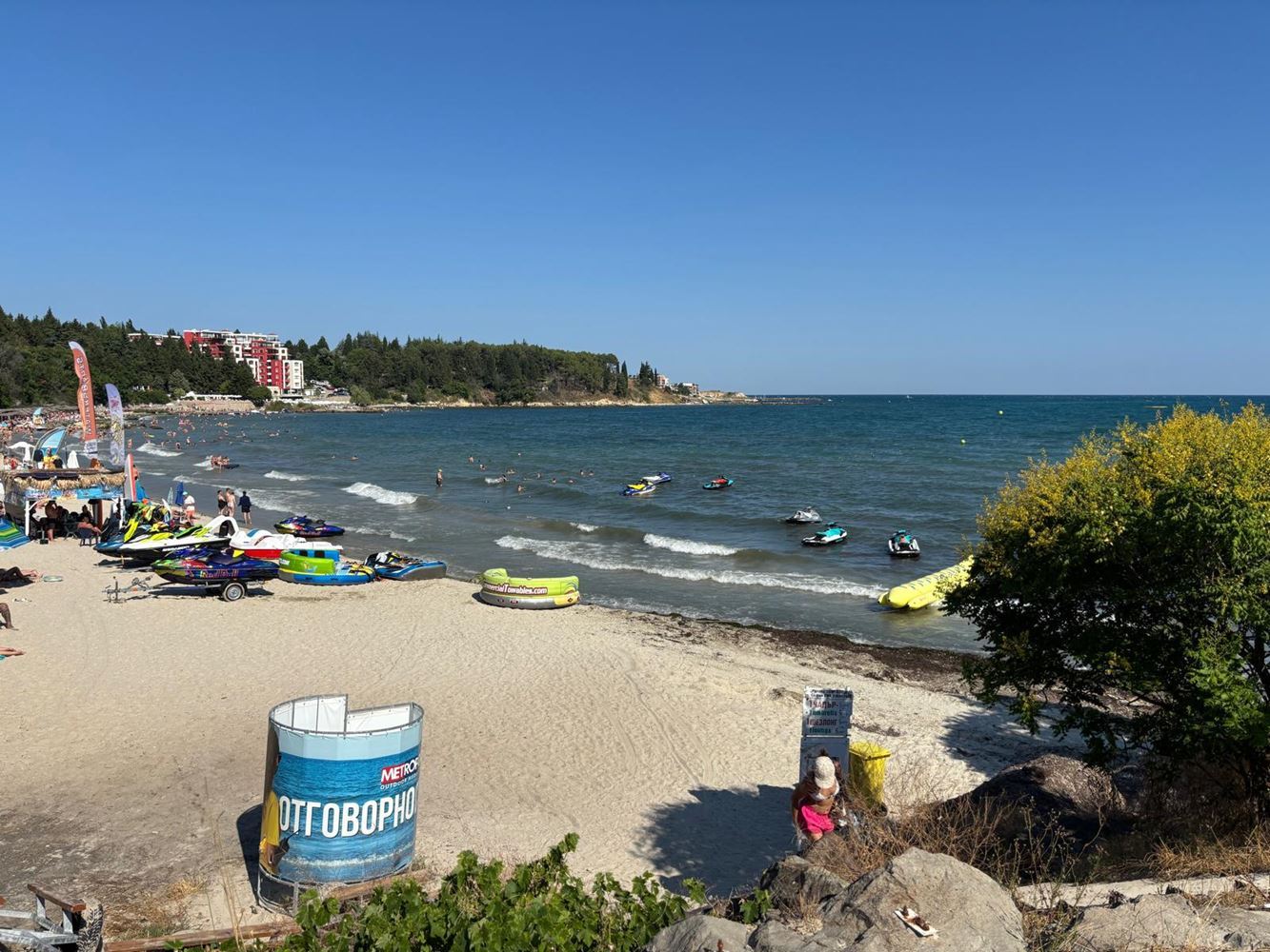 Prostorný apartmán se třemi ložnicemi a panoramatickým výhledem na moře pouze 50 metrů od pláže – nízký poplatek za údržbu!