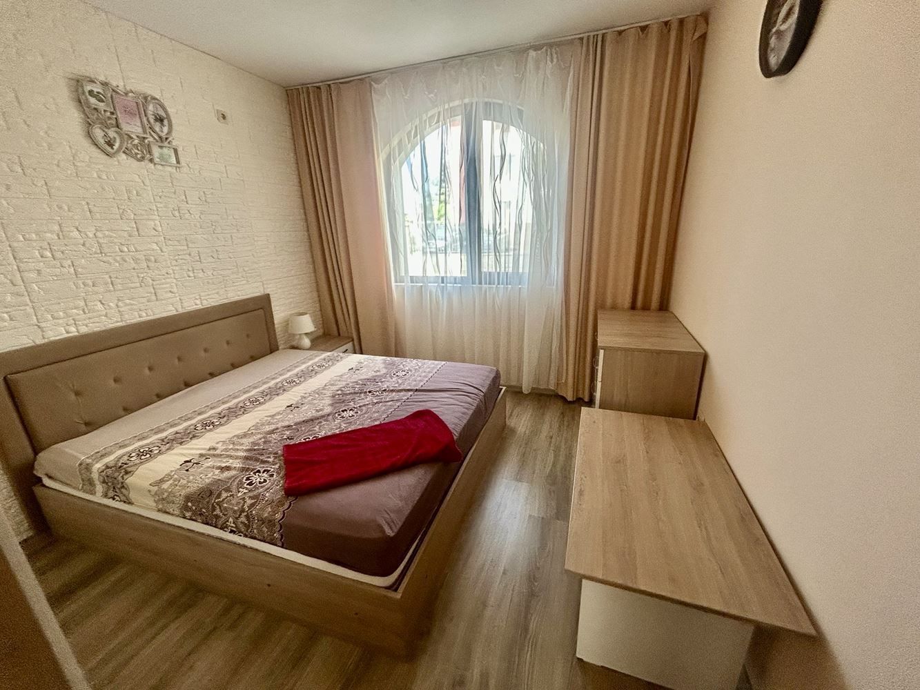 Komfortní 2+kk apartmán s přímým vstupem k bazénu v Nesebaru – mimořádně praktická nabídka