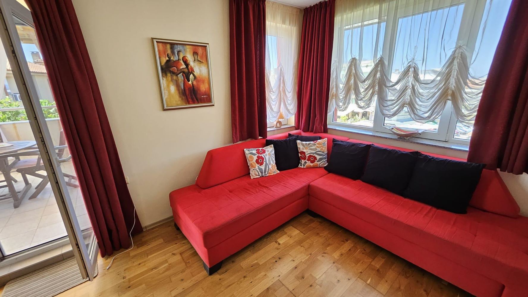 Apartmán se dvěma ložnicemi v první linii u moře v Kitenu s panoramatickým výhledem na moře a působivými terasami