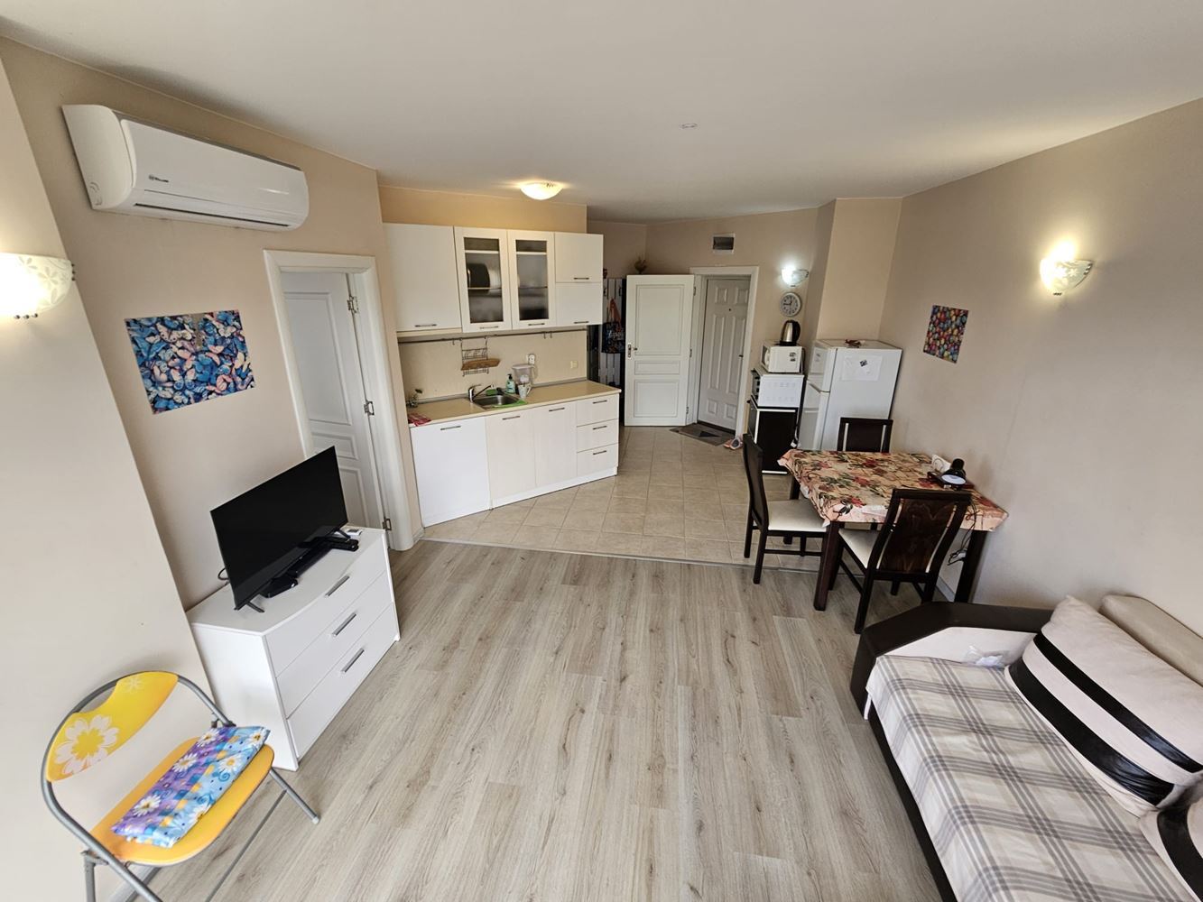 Apartmán s jednou ložnicí uprostřed zeleně v komplexu s bazénem a dětským hřištěm
