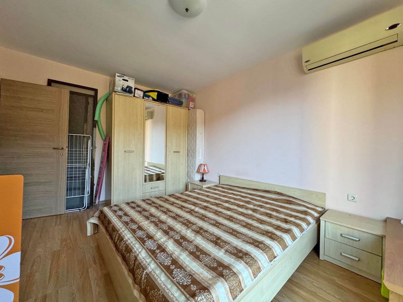 Prostorný apartmán se dvěma ložnicemi s panoramatickým výhledem na moře a hory – připraven k nastěhování