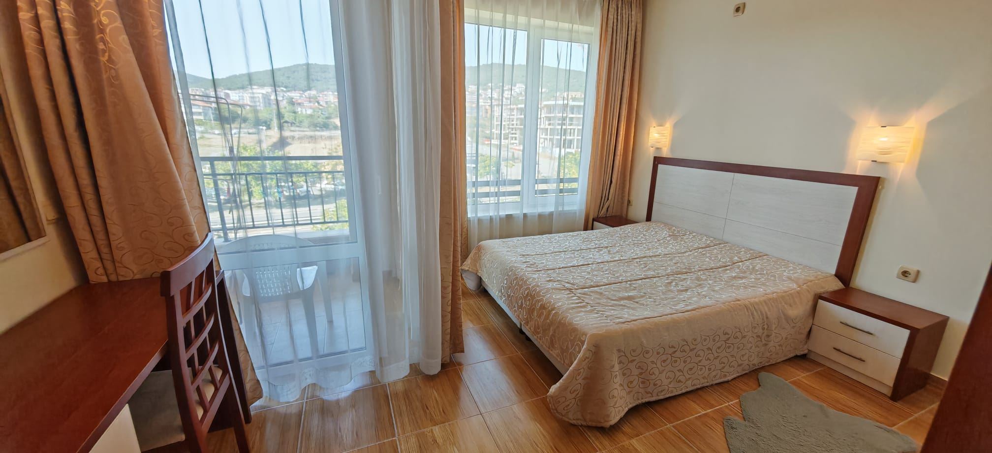 Panoramatický výhled na moře a bazény – prostorný apartmán se dvěma ložnicemi ve Sveti Vlas