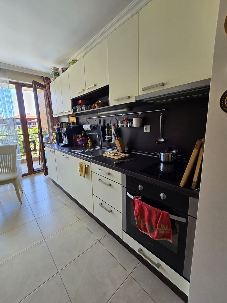 Apartmán s jednou ložnicí ve Sveti Vlas s přímým přístupem k bazénu – klidné místo pro bydlení a odpočinek