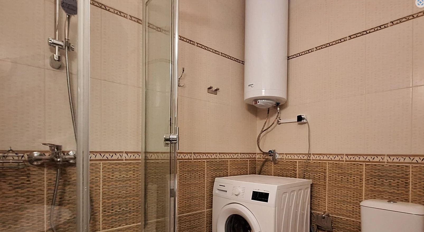 Apartmán s jednou ložnicí v první linii u moře ve Svatém Vlasu – útulná nemovitost s výhledem na bazén a moře