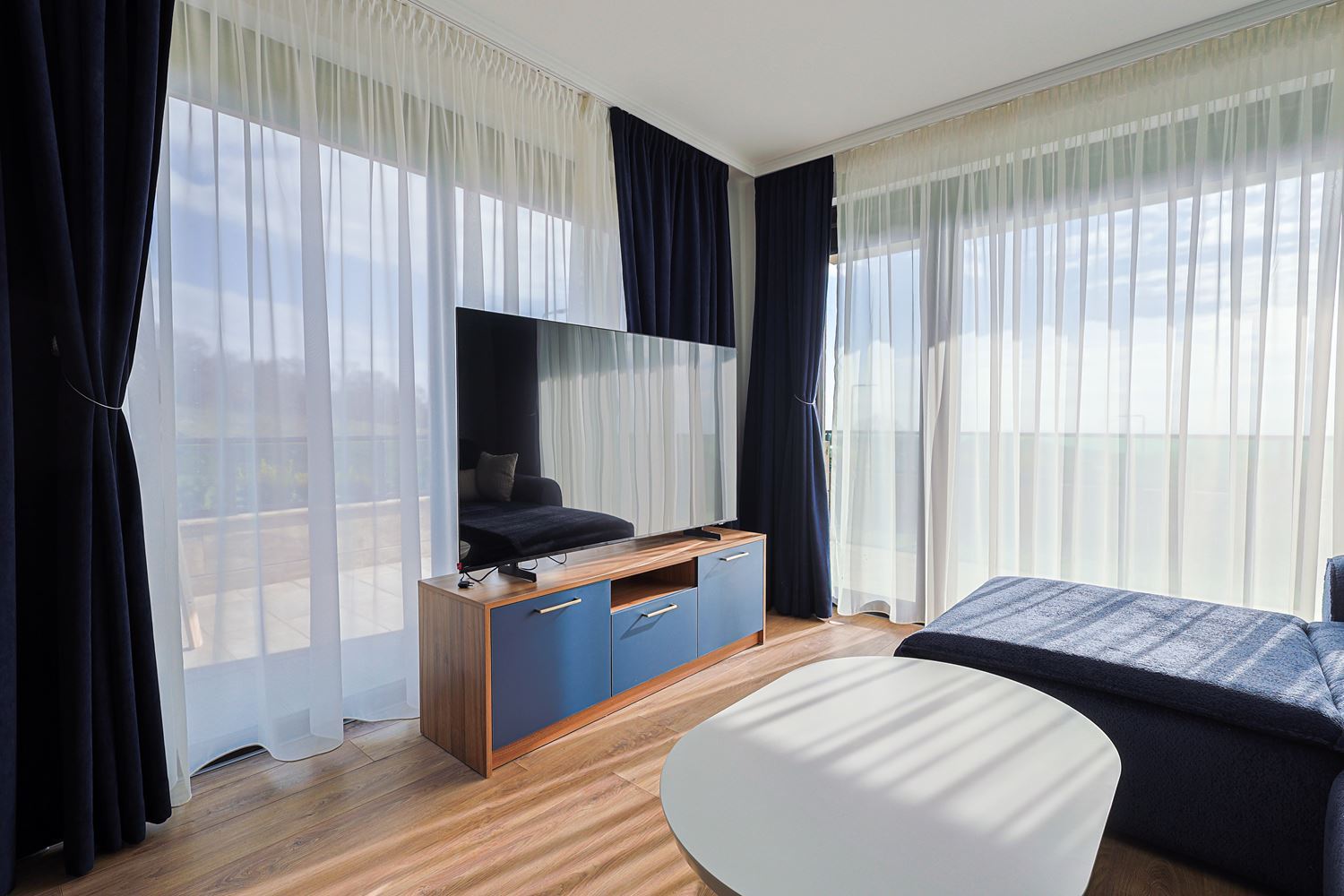 Dvoupokojový apartmán s výhledem na moře a designovou rekonstrukcí v zeleném komplexu ve Slunečném pobřeží
