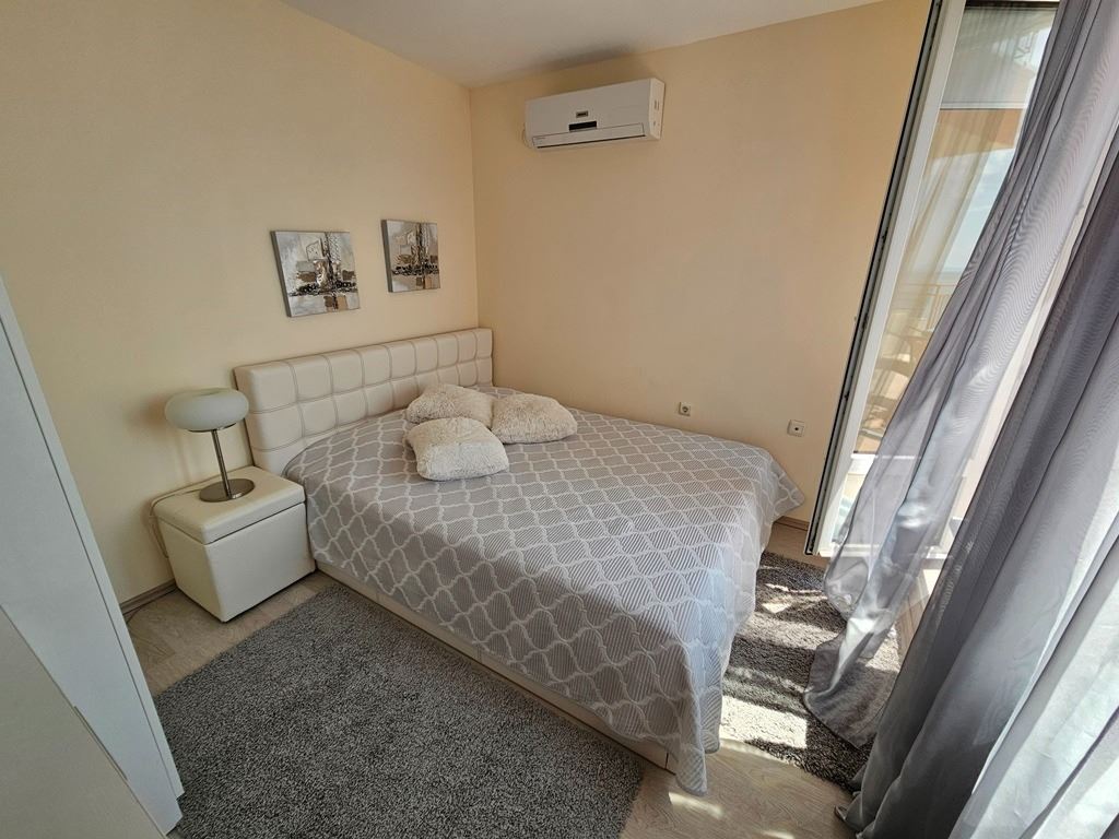 Luxusní panoramatický apartmán na první linii u moře se dvěma ložnicemi a obrovskou terasou