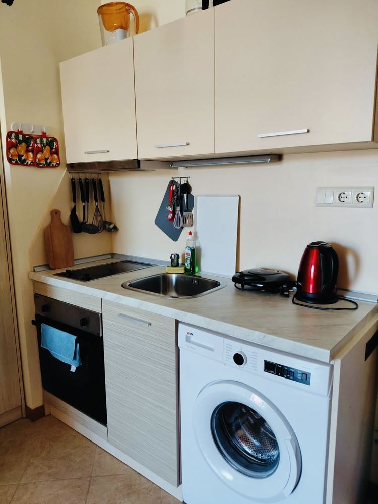 Přímořský komfort s výhledem na bazén – apartmán s jednou ložnicí v prestižním komplexu v Slunečném pobřeží