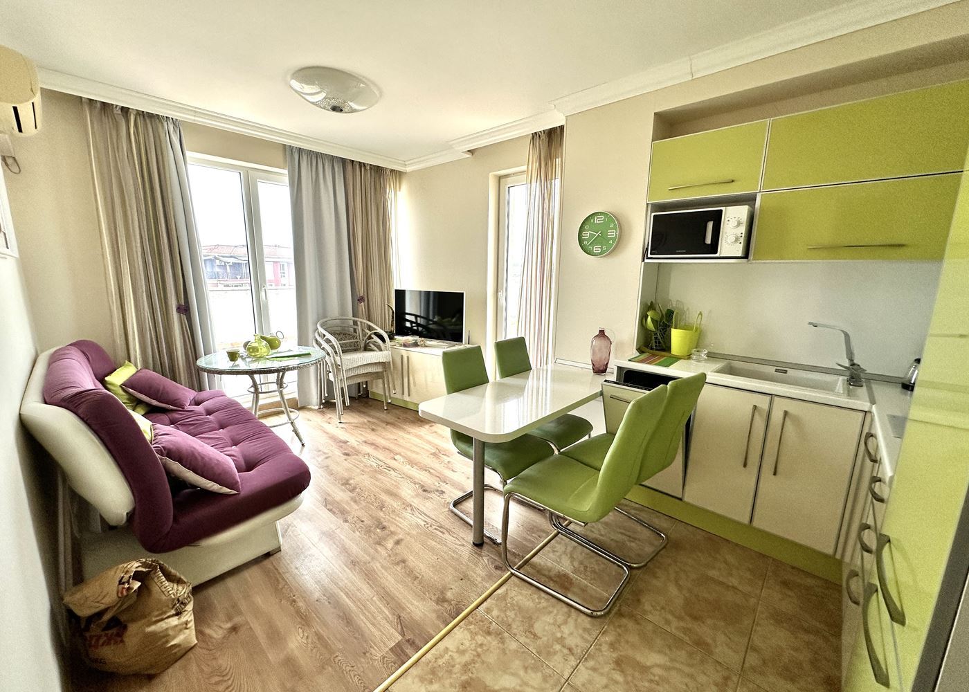 Prostorný apartmán se dvěma ložnicemi a panoramatickým výhledem na moře v Ravdě