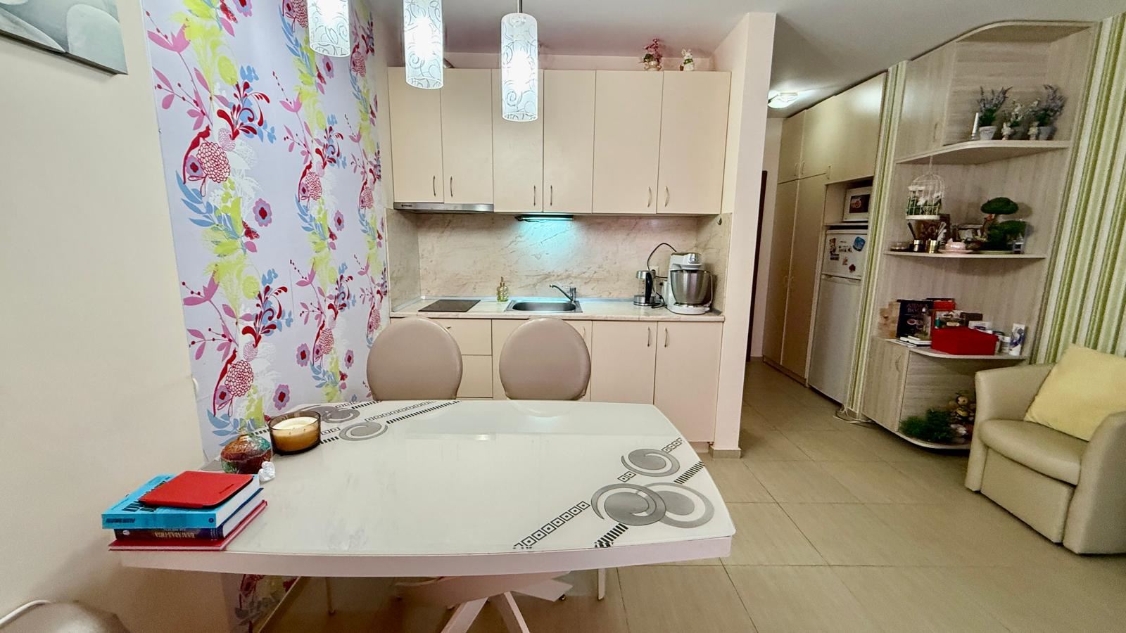 Apartmán se dvěma ložnicemi v první linii u moře v Nesebaru – prostornost, dvě ložnice a moře přímo před komplexem