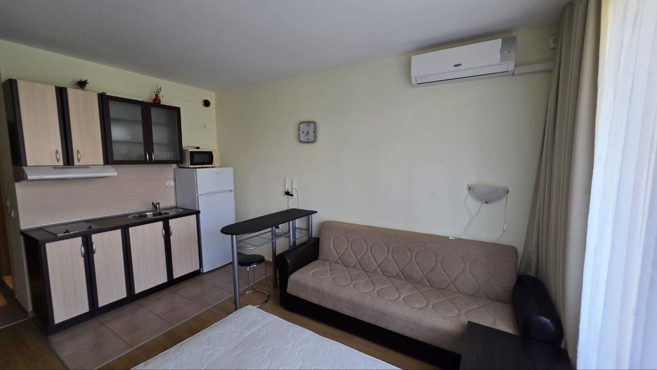 Praktické a útulné studio na Slunečném pobřeží – komfort a klid s výhledem na bazén