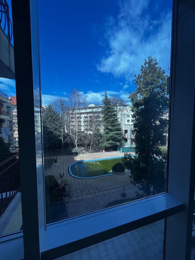 Prostorný a stylově zařízený byt s jednou ložnicí v srdci Slunečného pobřeží – ideální pro bydlení nebo investici